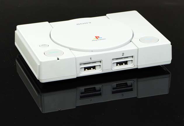 PlayStation Classic na czarnym tle