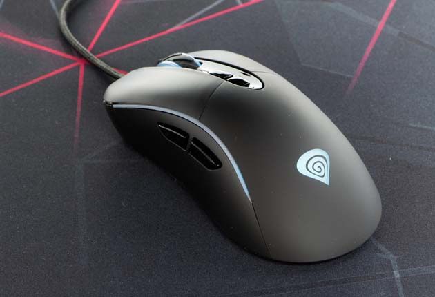 Genesis Xenon 750 na podkładce Genesis Carbon