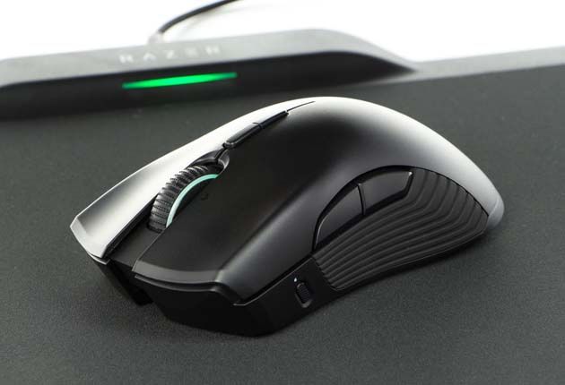Razer Mamba Hyperflux + Firefly Hyperflux – widok z przodu myszy leżącej na podkładce