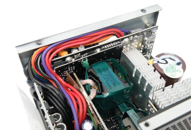 Chieftec Compact SFX CSN-550C - wnętrze zasilacza