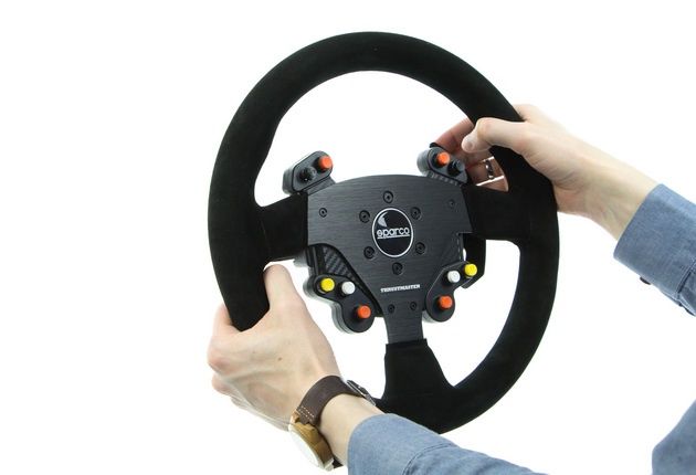 Thrustmaster Sparco R383 Mod - koło kierownicy w obu dłoniach