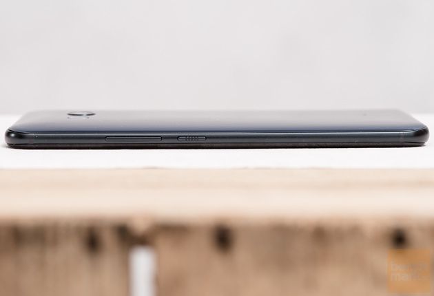 HTC U11 prawy bok