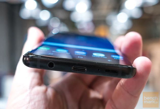 Samsung Galaxy S9+ w dłoni złącza