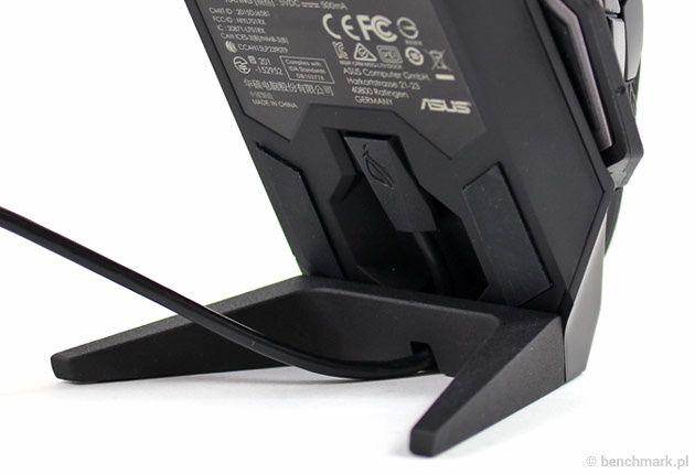 Asus ROG Spatha - podłączenie kabla do podstawki ładującej