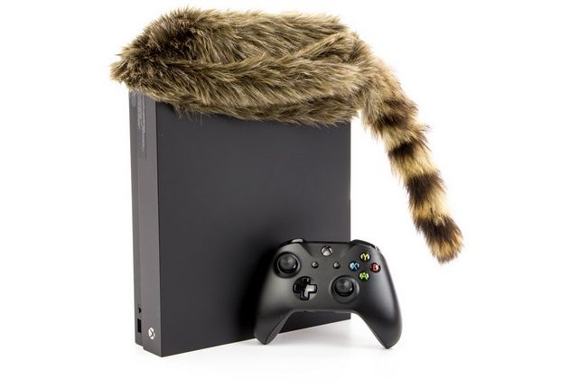 Xbox One X w czapce