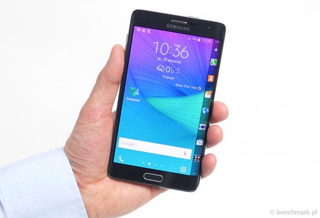Samsung Galaxy Note Edge w ręce