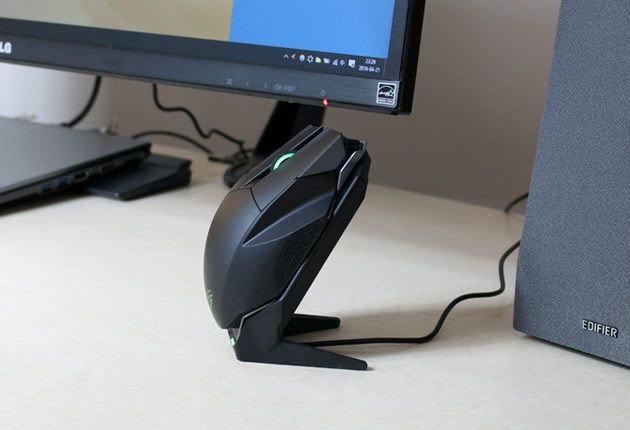 Asus ROG Spatha - mysz w trakcie ładowania