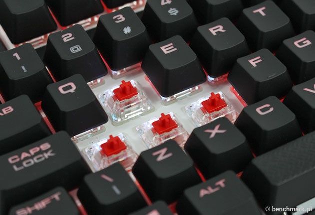 Corsair Strafe RGB - zdjęte nakładki klawiszy
