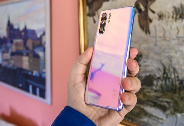 Huawei P30 Pro dłoń odblask
