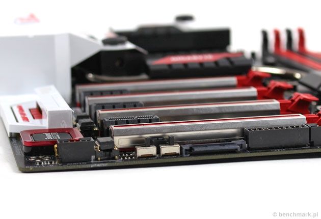 Gigabyte GA-Z170X-Gaming G1 złącza pinowe i przyciski