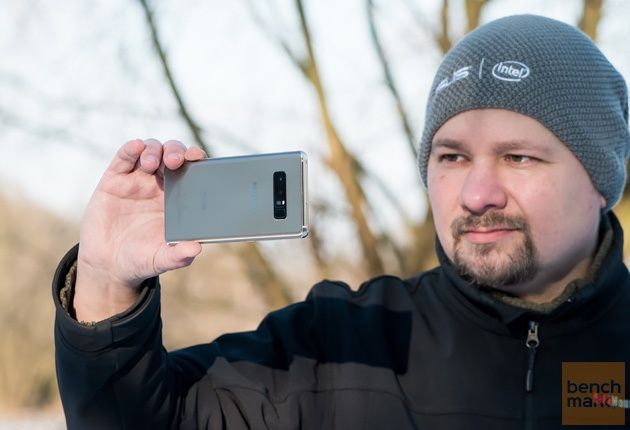 Smartfon dłoń bok