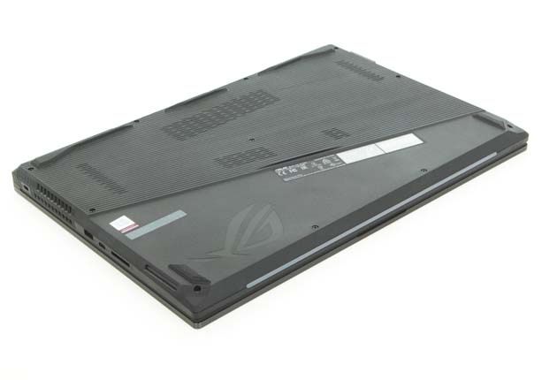 ASUS ROG Strix Scar II (GL704GW-EV002T) spód obudowy