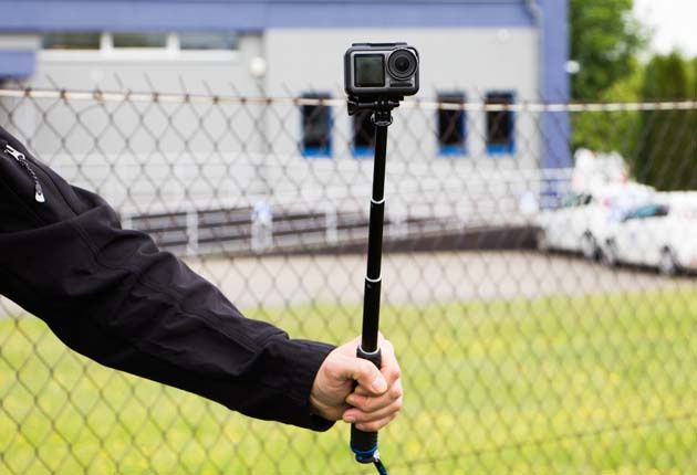DJI Osmo Action - zamontowany na selfie sticku