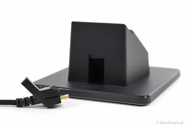 Razer Mamba Chroma - proste podłączenie kabla do ładowarki