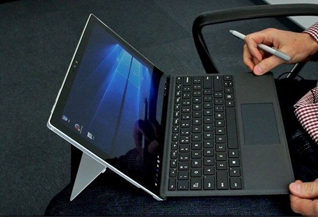 Surface Pro 4  z Type Cover - praca na kolanach