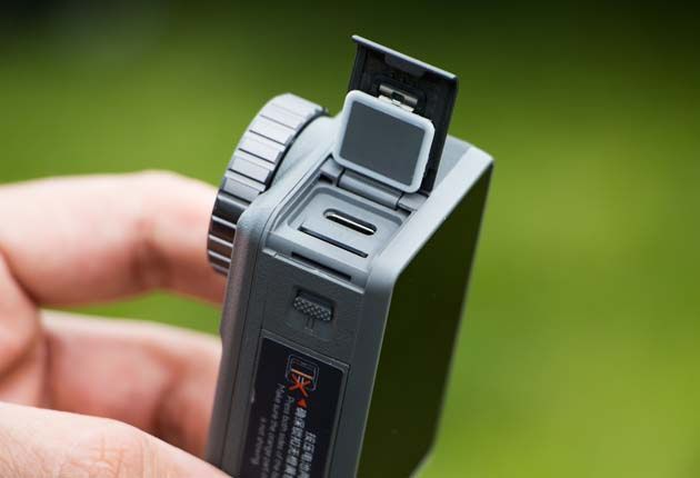 DJI Osmo Action - zaślepka chroniąca kartę pamięci