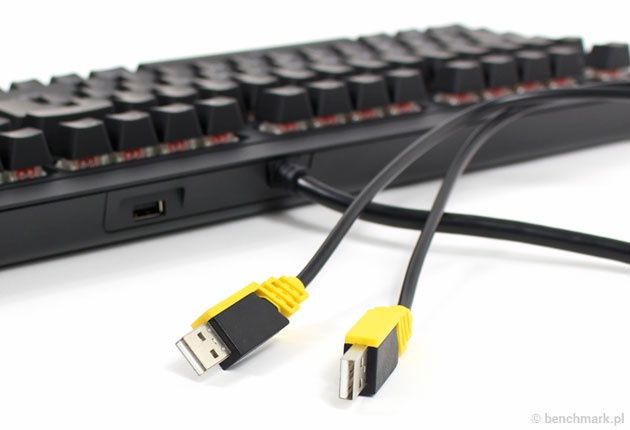 Corsair Strafe RGB - podwójny kabel USB