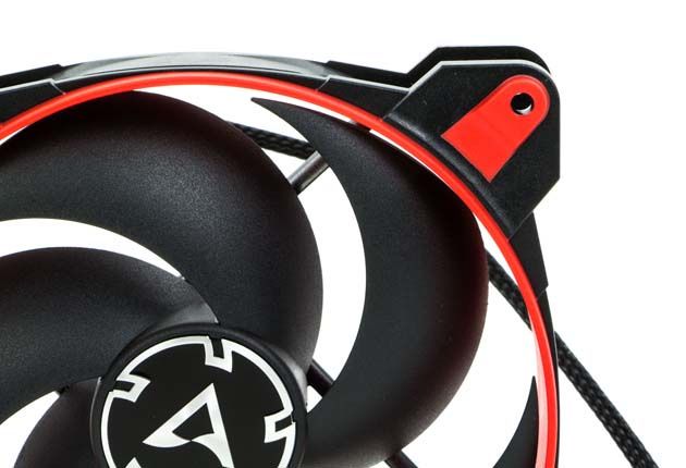 Arctis BioniX P140 w czarno-czerwonym kolorze