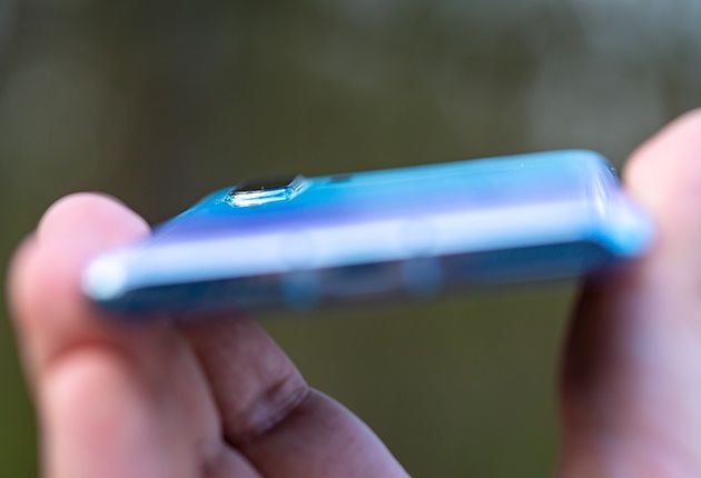 Huawei P30 Pro ramka aparatów z daleka