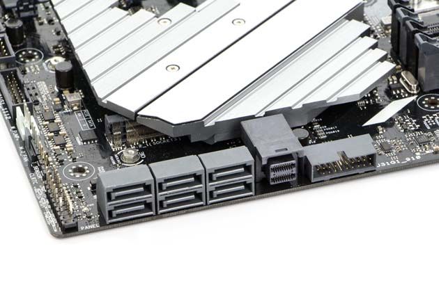 ASUS Prime X399-A - porty SATA i U.2