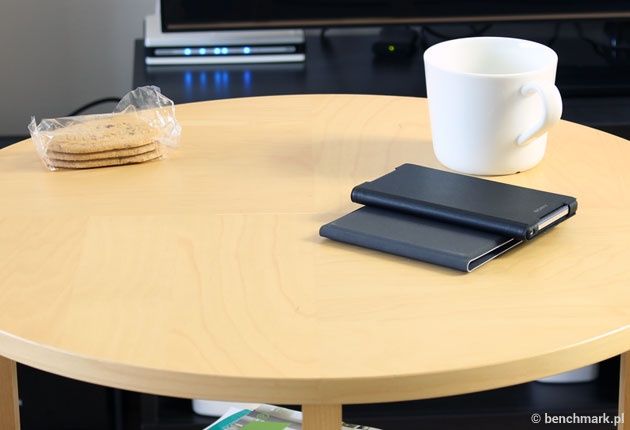 Microsoft Universal Foldable Keyboard - złożona na stoliku