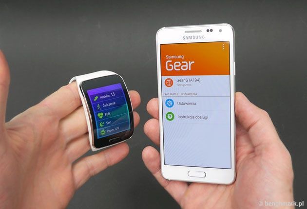 Samsung Gear S w ręce