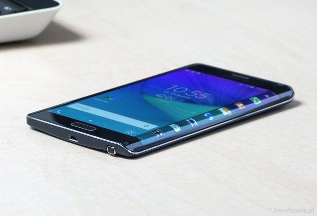 Samsung Galaxy Note Edge na biurku