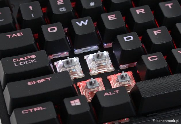 Corsair K70 Rapidfire - zdjęte nakładki klawiszy