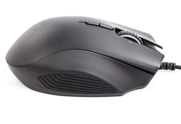 Razer Naga Trinity - prawy bok myszki z gumowanym elementem