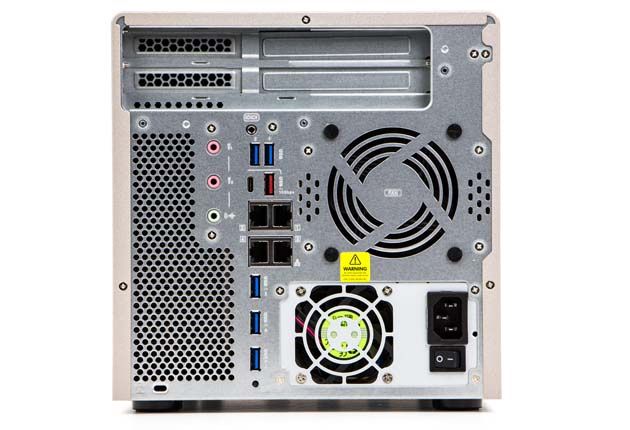 QNAP TS-677 tył