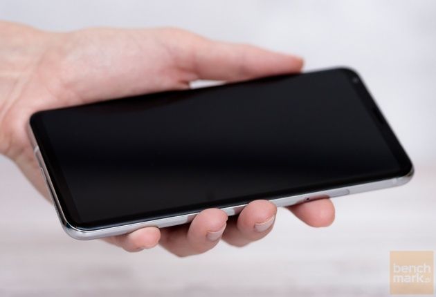 LG V30 w dłoni