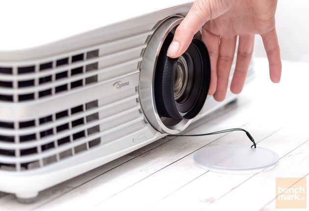 Optoma UHD550X obiektyw dłoń