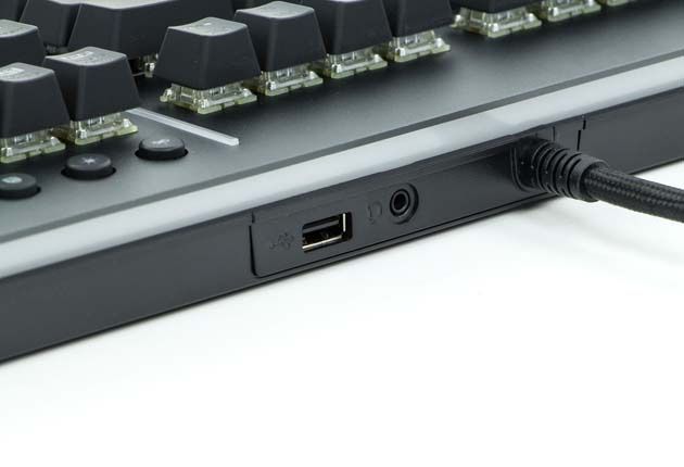 Thermaltake Level 20 RGB Titanium - gniazdo USB i słuchawkowe