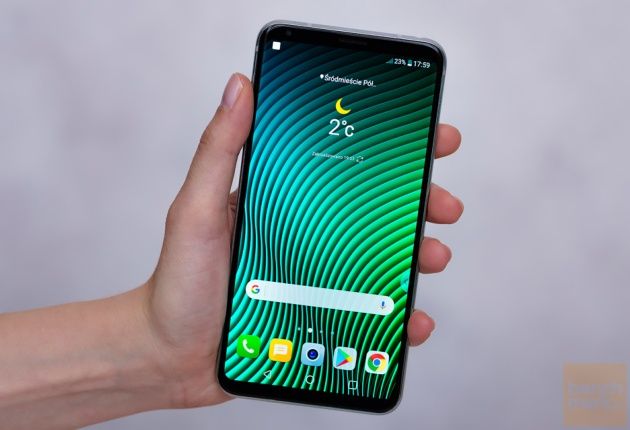 LG V30 ekran włączony w dłoni