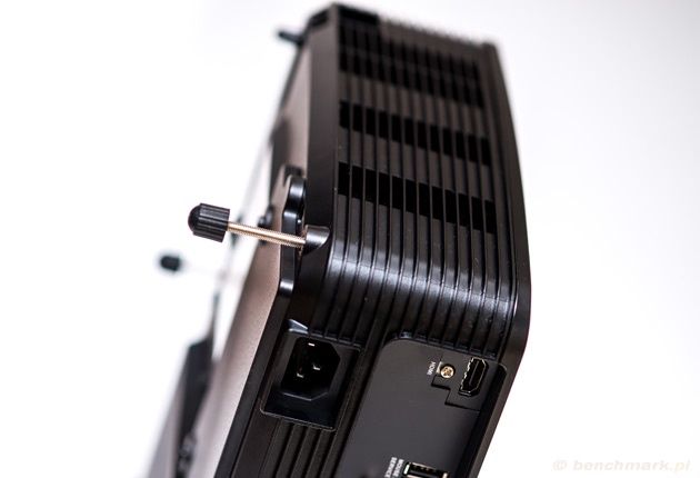 Optoma H183X nóżki widok bok