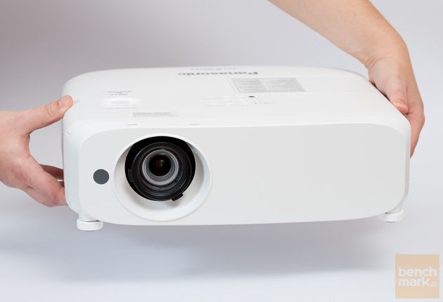 Panasonic PT-VZ570N dłonie