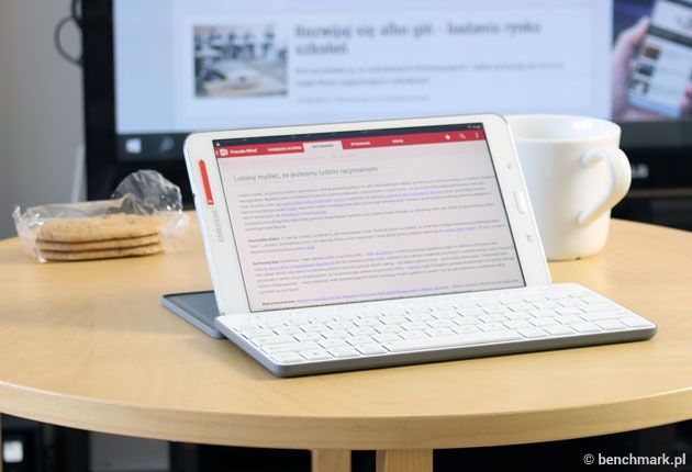 Microsoft Universal Mobile Keyboard - rozłożona z tabletem