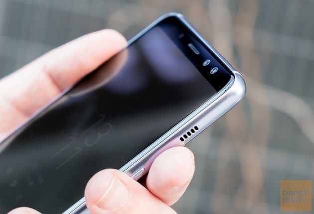 Samsung Galaxy A8 (2018) w dłoni
