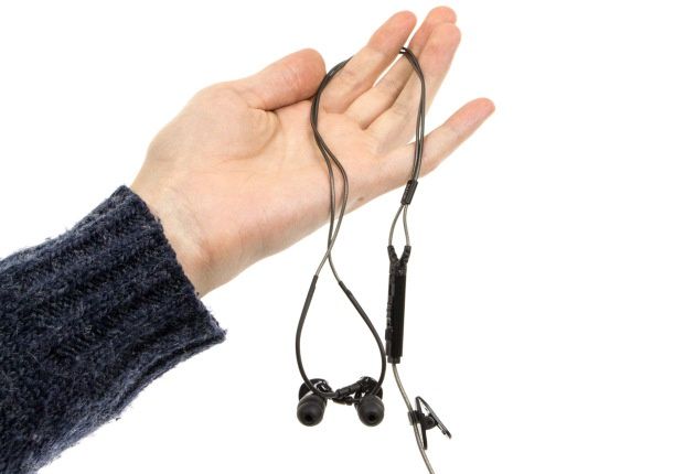MEE audio M6P w ręce
