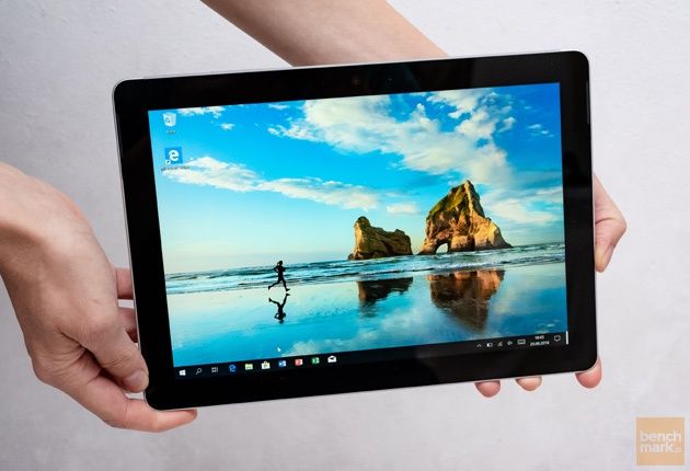 Microsoft Surface Go dłonie