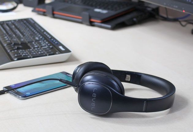 Samsung Level On Pro - ze smartfonem