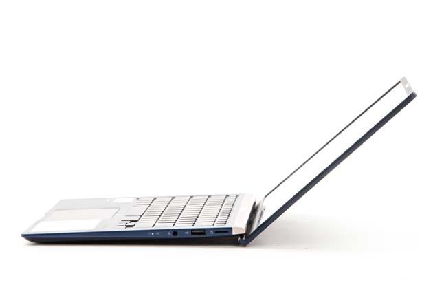 Asus ZenBook UX433 bok ErgoLift