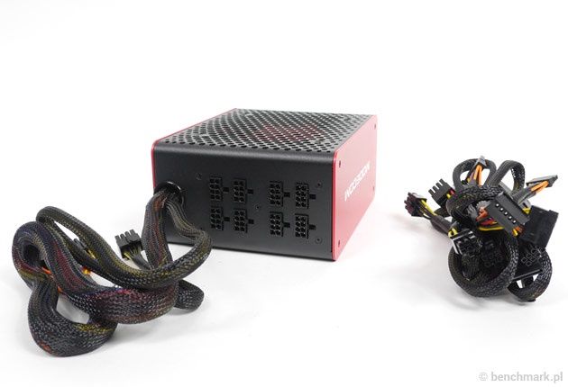 Modecom Volcano 750 - modularne okablowanie