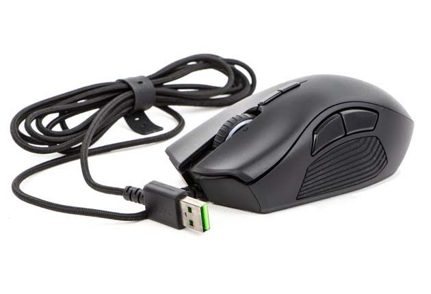 Razer Naga Trinity - widok z przodu z kablem