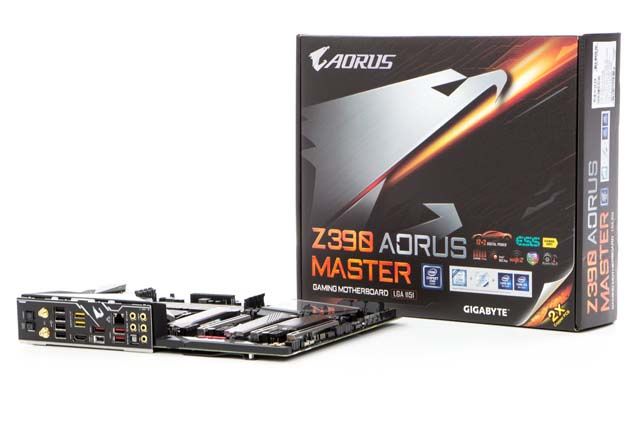 Z390 AORUS Master pozuje obok pudełka