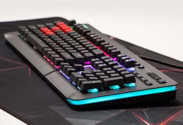 Thermaltake Level 20 RGB Titanium - widok z boku z podświetleniem