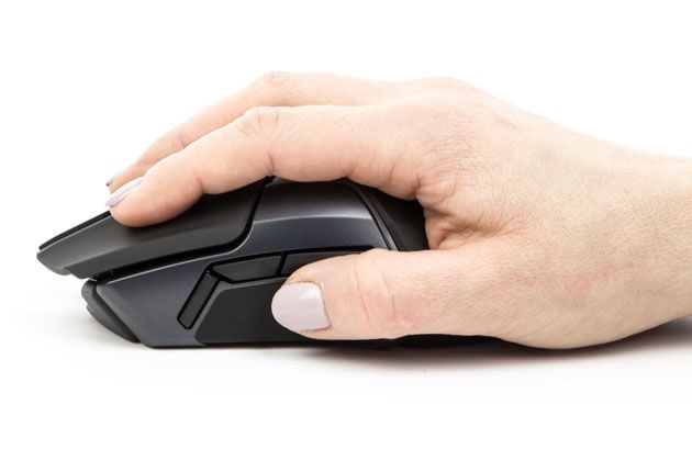 SteelSeries Rival 600 - dłoń na myszce