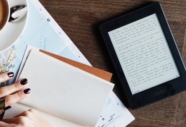 Amazon Kindle Paperwhite 2015 stolik