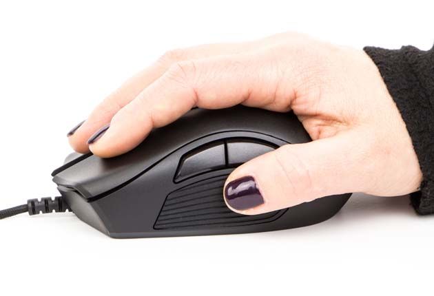Razer Naga Trinity - dłoń na myszce