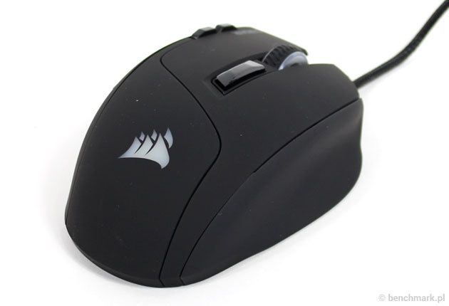 Corsair Sabre Optical RGB - rzut z góry na logo Corsaira